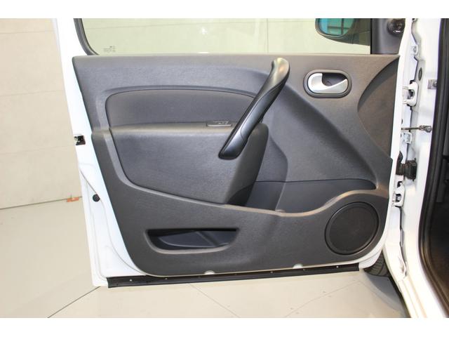 カングー ゼン　１オナ　ディーラー点検記録簿１９枚　ＹＡＫＩＭＡルーフラック　ＣＡＢＡＮＡシート　純正ナビ　リアモニター　ＯＺアルミホイール　ＦＯＣＡＬオーディオ　カロッツェリア製サブウーファー　ＨＩＤヘッドライト（40枚目）