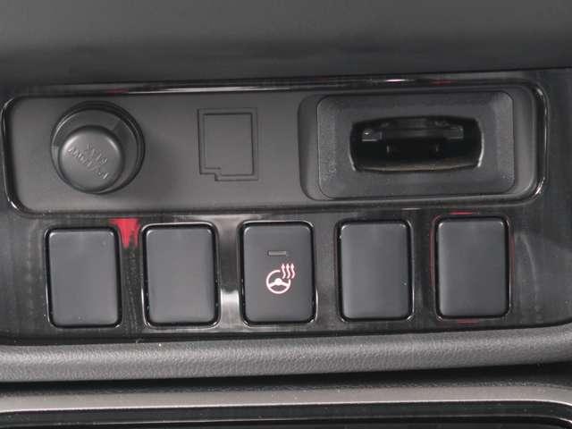 アウトランダーPHEV Gセーフティパッケージ 4WD ワンオーナー 禁煙車 クラリオン製メモリーナビ 全方位カメラ ETC 100V1500W電源 誤発進抑制機能付き衝突被害軽減ブレーキ レーダークルーズコントロール パーキングセンサー シートヒーター(13枚目)