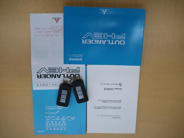 アウトランダーPHEV Gセーフティパッケージ 4WD ワンオーナー 禁煙車 クラリオン製メモリーナビ 全方位カメラ ETC 100V1500W電源 誤発進抑制機能付き衝突被害軽減ブレーキ レーダークルーズコントロール パーキングセンサー シートヒーター(80枚目)