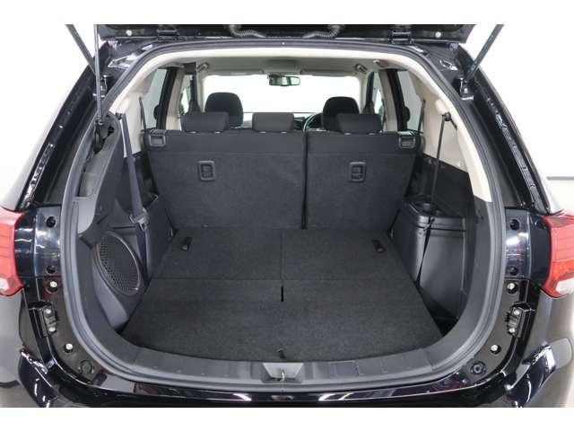 サードシートは前に倒せばフラットにすることも可能