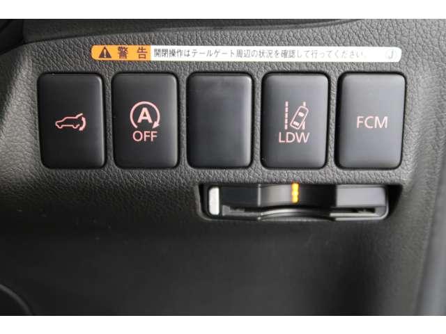 ・衝突被害軽減ブレーキ（ＦＣＭ）・車線逸脱警報装備（ＬＤＷ）・アイドリングストップ・電動テールゲート　下段にはＥＴＣ車載器装備