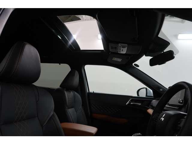 アウトランダーPHEV P 4WD 禁煙 社有車UP 電動パノラマサンルーフ スマホ連携ナビ BOSEサウンドシステム 移動物検知全方位カメラ 本革シート 前席左右パワーシート マイパイロットクルーズコントロール 誤発進抑制機能(3枚目)