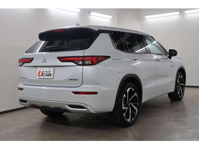 アウトランダーPHEV P 4WD 禁煙 社有車UP 電動パノラマサンルーフ スマホ連携ナビ BOSEサウンドシステム 移動物検知全方位カメラ 本革シート 前席左右パワーシート マイパイロットクルーズコントロール 誤発進抑制機能(6枚目)