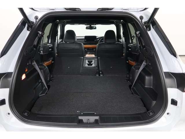 アウトランダーPHEV P 4WD 禁煙 社有車UP 電動パノラマサンルーフ スマホ連携ナビ BOSEサウンドシステム 移動物検知全方位カメラ 本革シート 前席左右パワーシート マイパイロットクルーズコントロール 誤発進抑制機能(11枚目)