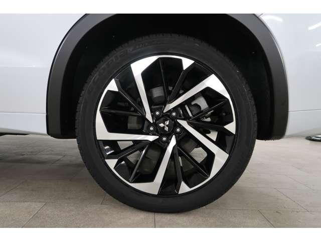 アウトランダーPHEV P 4WD 禁煙 社有車UP 電動パノラマサンルーフ スマホ連携ナビ BOSEサウンドシステム 移動物検知全方位カメラ 本革シート 前席左右パワーシート マイパイロットクルーズコントロール 誤発進抑制機能(19枚目)