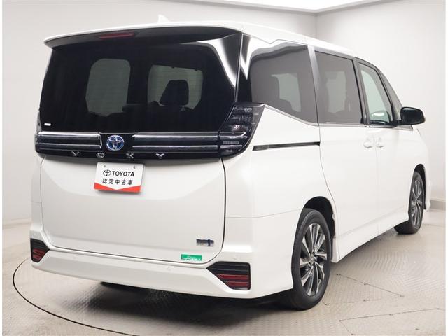 ヴォクシー ハイブリッドＳ－Ｚ　パワーウィンドウ　ＤＶＤ再生機能　インテリキー　横滑防止装置　地デジＴＶ　アクティブクルーズコントロール　フルオートエアコン　リアカメラ　エアバッグ　ＡＢＳ　１００Ｖ充電　ナビＴＶ　ＷＡＣ　キーレス（3枚目）