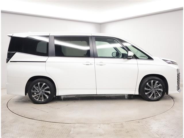 ヴォクシー ハイブリッドＳ－Ｚ　パワーウィンドウ　ＤＶＤ再生機能　インテリキー　横滑防止装置　地デジＴＶ　アクティブクルーズコントロール　フルオートエアコン　リアカメラ　エアバッグ　ＡＢＳ　１００Ｖ充電　ナビＴＶ　ＷＡＣ　キーレス（4枚目）