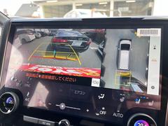 【パノラミックビューモニター】クルマを真上から見ているような映像を表示。　運転席から確認しにくい車両周囲の状況を把握できます。 4