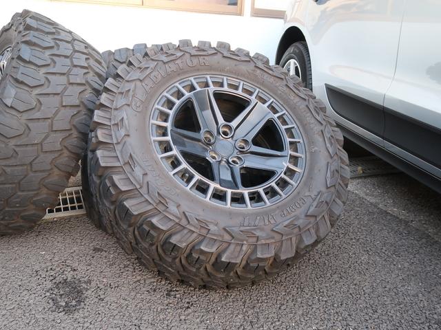 ディフェンダー １１０ダブルオーエディション　７人乗り　背面ラダー　ルーフラック　ルーフレール　サイドステップ　エアサス　ＡＣＣ　ＢＳＭ　シートヒーター　ステアリングヒーター　マッドフラップ　ナビ　全周囲カメラ　ブラックライノホイール４本付属（4枚目）