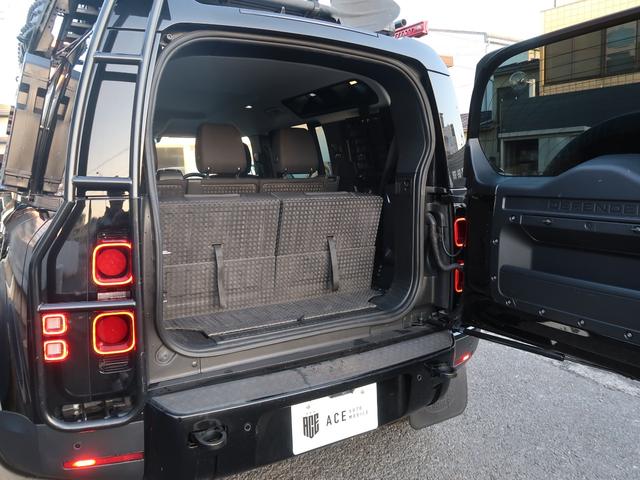 ディフェンダー １１０ダブルオーエディション　７人乗り　背面ラダー　ルーフラック　ルーフレール　サイドステップ　エアサス　ＡＣＣ　ＢＳＭ　シートヒーター　ステアリングヒーター　マッドフラップ　ナビ　全周囲カメラ　ブラックライノホイール４本付属（16枚目）