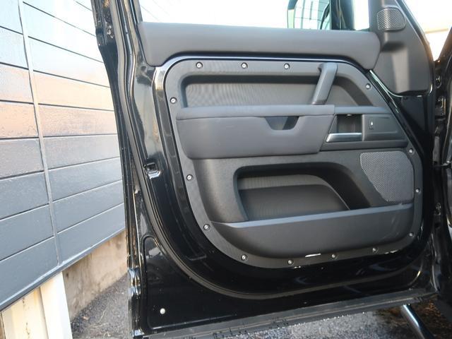 ディフェンダー １１０ダブルオーエディション　７人乗り　背面ラダー　ルーフラック　ルーフレール　サイドステップ　エアサス　ＡＣＣ　ＢＳＭ　シートヒーター　ステアリングヒーター　マッドフラップ　ナビ　全周囲カメラ　ブラックライノホイール４本付属（37枚目）