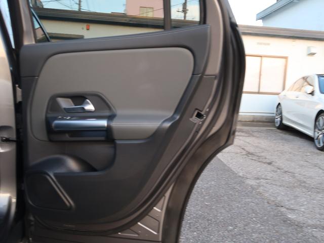 ＧＬＡクラス ＧＬＡ２００ｄ　４Ｍ　　ＡＭＧレザエクスクルーシブＰ　チタニウムグレー革シート　シートヒーター　パワーシート　電動リアゲート　ナビ　フルセグＴＶ　全周囲カメラ　レーダーセーフティ　アンビエントライト　マウンテングレー　ルーフレール　純正１９インチＡＷ（35枚目）