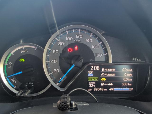 ヴィッツ ハイブリッドＦ　ＥＴＣ　バックカメラ　ナビ　ＴＶ　オートライト　キーレスエントリー　電動格納ミラー　ＣＶＴ　盗難防止システム　衝突安全ボディ　ＡＢＳ　ＥＳＣ　エアコン　パワーステアリング　パワーウィンドウ（4枚目）