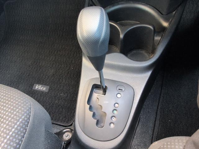 ヴィッツ ハイブリッドＦ　ＥＴＣ　バックカメラ　ナビ　ＴＶ　オートライト　キーレスエントリー　電動格納ミラー　ＣＶＴ　盗難防止システム　衝突安全ボディ　ＡＢＳ　ＥＳＣ　エアコン　パワーステアリング　パワーウィンドウ（9枚目）
