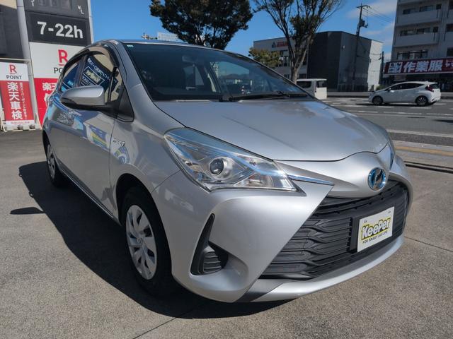 ヴィッツ ハイブリッドＦ　ＥＴＣ　バックカメラ　ナビ　ＴＶ　オートライト　キーレスエントリー　電動格納ミラー　ＣＶＴ　盗難防止システム　衝突安全ボディ　ＡＢＳ　ＥＳＣ　エアコン　パワーステアリング　パワーウィンドウ（16枚目）