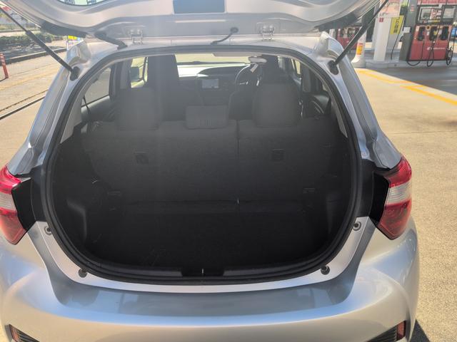 ヴィッツ ハイブリッドＦ　ＥＴＣ　バックカメラ　ナビ　ＴＶ　オートライト　キーレスエントリー　電動格納ミラー　ＣＶＴ　盗難防止システム　衝突安全ボディ　ＡＢＳ　ＥＳＣ　エアコン　パワーステアリング　パワーウィンドウ（23枚目）