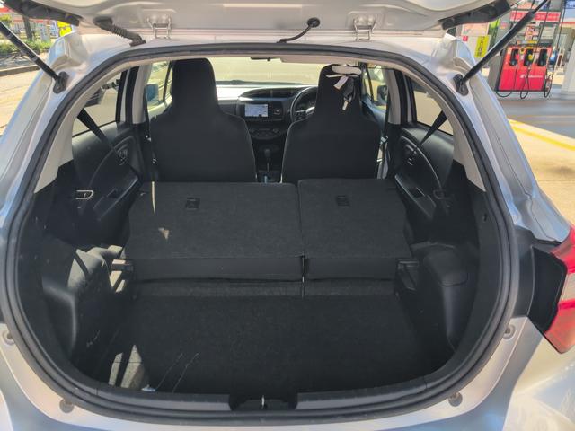 ヴィッツ ハイブリッドＦ　ＥＴＣ　バックカメラ　ナビ　ＴＶ　オートライト　キーレスエントリー　電動格納ミラー　ＣＶＴ　盗難防止システム　衝突安全ボディ　ＡＢＳ　ＥＳＣ　エアコン　パワーステアリング　パワーウィンドウ（24枚目）