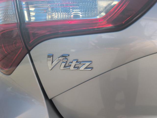 ヴィッツ ハイブリッドＦ　ＥＴＣ　バックカメラ　ナビ　ＴＶ　オートライト　キーレスエントリー　電動格納ミラー　ＣＶＴ　盗難防止システム　衝突安全ボディ　ＡＢＳ　ＥＳＣ　エアコン　パワーステアリング　パワーウィンドウ（27枚目）