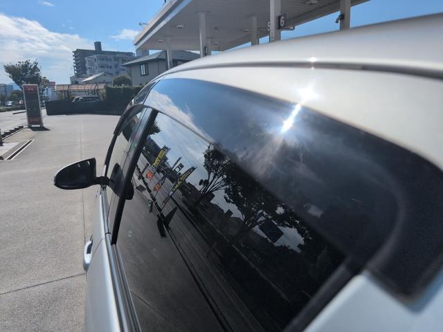 ヴィッツ ハイブリッドＦ　ＥＴＣ　バックカメラ　ナビ　ＴＶ　オートライト　キーレスエントリー　電動格納ミラー　ＣＶＴ　盗難防止システム　衝突安全ボディ　ＡＢＳ　ＥＳＣ　エアコン　パワーステアリング　パワーウィンドウ（29枚目）