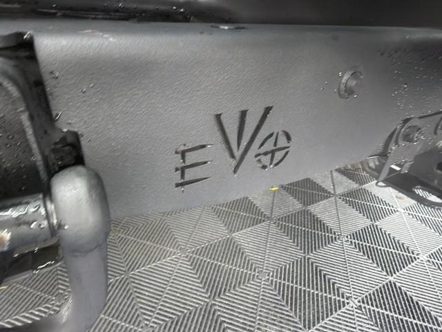 ジープ・ラングラーアンリミテッド サハラ　ＪＫＳ２．５インチＵＰ　ＦＯＸショック　ＦＵＥＬ１７インチＡＷ　ＢＦ３７インチ　フラットフェンダー　ＢＡＳＴＯＰサンライダー　ＥＶＯリアフェイシア　スマッティーテールアーム　マットグリル　純正部品有り（46枚目）