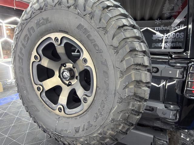 ジープ・ラングラーアンリミテッド サハラ　ＪＫＳ２．５インチＵＰ　ＦＯＸショック　ＦＵＥＬ１７インチＡＷ　ＢＦ３７インチ　フラットフェンダー　ＢＡＳＴＯＰサンライダー　ＥＶＯリアフェイシア　スマッティーテールアーム　マットグリル　純正部品有り（47枚目）