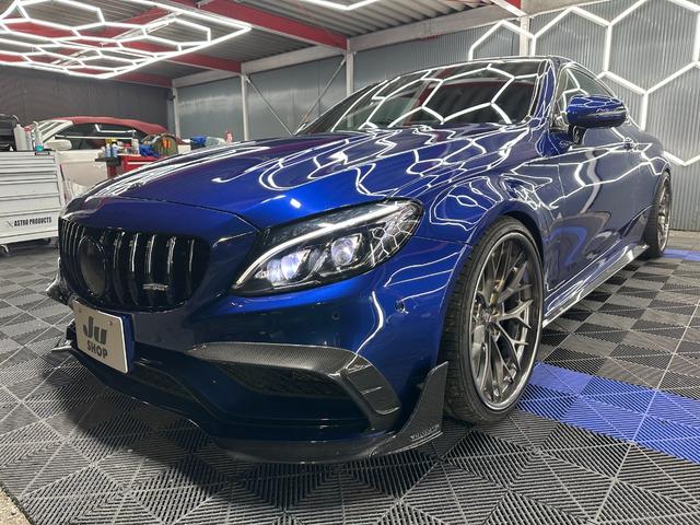 Ｃクラス Ｃ６３クーペ　ＭＡＮＳＯＲＹエアロ　マフラー　ＡＮＲＫＹ２０インチＡＷ　レーダーセフティＰＫＧ　エアバランスＰＫＧ　　黒レザー　シートヒーター　ブルメスター　ＥＴＣ　ヘッドアップディスプレー　アンビエントライト（4枚目）
