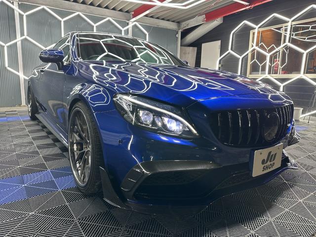 Ｃクラス Ｃ６３クーペ　ＭＡＮＳＯＲＹエアロ　マフラー　ＡＮＲＫＹ２０インチＡＷ　レーダーセフティＰＫＧ　エアバランスＰＫＧ　　黒レザー　シートヒーター　ブルメスター　ＥＴＣ　ヘッドアップディスプレー　アンビエントライト（5枚目）