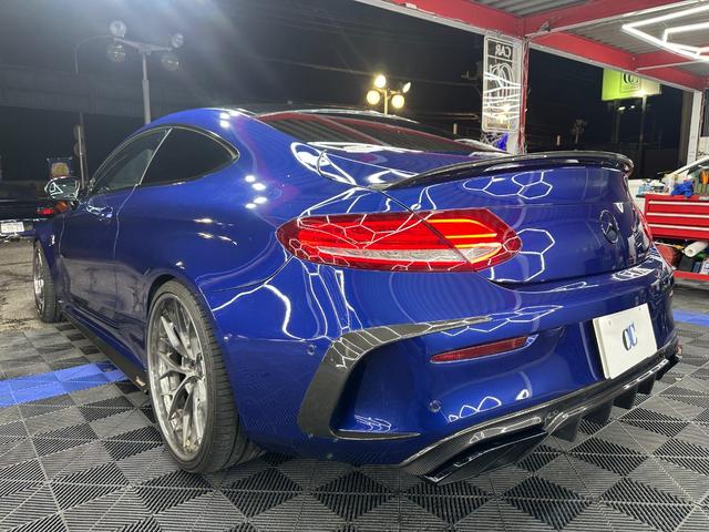 Ｃクラス Ｃ６３クーペ　ＭＡＮＳＯＲＹエアロ　マフラー　ＡＮＲＫＹ２０インチＡＷ　レーダーセフティＰＫＧ　エアバランスＰＫＧ　　黒レザー　シートヒーター　ブルメスター　ＥＴＣ　ヘッドアップディスプレー　アンビエントライト（8枚目）