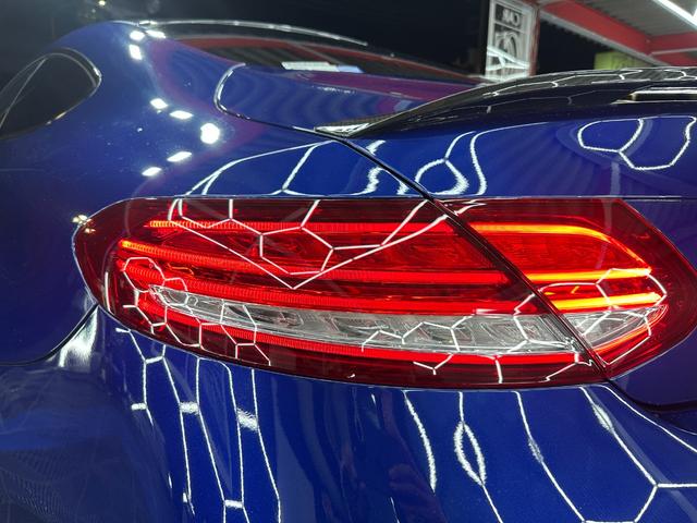 Ｃクラス Ｃ６３クーペ　ＭＡＮＳＯＲＹエアロ　マフラー　ＡＮＲＫＹ２０インチＡＷ　レーダーセフティＰＫＧ　エアバランスＰＫＧ　　黒レザー　シートヒーター　ブルメスター　ＥＴＣ　ヘッドアップディスプレー　アンビエントライト（46枚目）