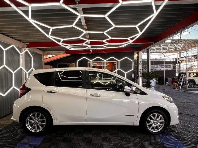 ノート ｅ－パワー　Ｘ　衝突被害軽減システム　ドラレコ　コーナーセンサー　スマートキー　ＬＥＤヘッド　ＥＴＣ　オートハイビーム　車線逸脱警報　オートライト　オートエアコン　純正１５インチアルミ　電動格納ミラー　スマートキー（7枚目）