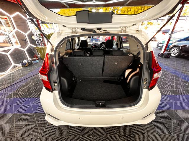 ノート ｅ－パワー　Ｘ　衝突被害軽減システム　ドラレコ　コーナーセンサー　スマートキー　ＬＥＤヘッド　ＥＴＣ　オートハイビーム　車線逸脱警報　オートライト　オートエアコン　純正１５インチアルミ　電動格納ミラー　スマートキー（48枚目）