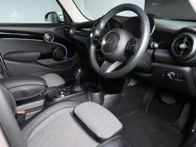 ＭＩＮＩ クーパーＤ　カムデン・エディション　ＡｐｐｌｅＣａｒＰｌａｙ　Ｆシートヒーター　１７ＡＷ　ＡＣＣ　パーキングアシスト　フロント＆リヤＰＤＣ　コンフォートアクセス　マルチディスプレイメーターパネル（5枚目）