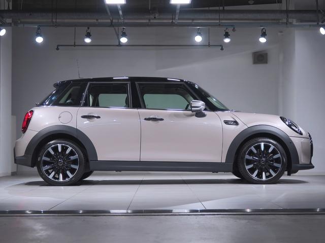 ＭＩＮＩ クーパーＤ　カムデン・エディション　ＡｐｐｌｅＣａｒＰｌａｙ　Ｆシートヒーター　１７ＡＷ　ＡＣＣ　パーキングアシスト　フロント＆リヤＰＤＣ　コンフォートアクセス　マルチディスプレイメーターパネル（6枚目）