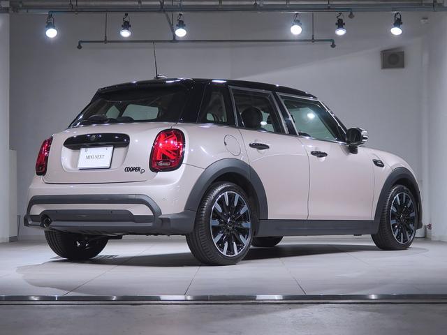 ＭＩＮＩ クーパーＤ　カムデン・エディション　ＡｐｐｌｅＣａｒＰｌａｙ　Ｆシートヒーター　１７ＡＷ　ＡＣＣ　パーキングアシスト　フロント＆リヤＰＤＣ　コンフォートアクセス　マルチディスプレイメーターパネル（7枚目）