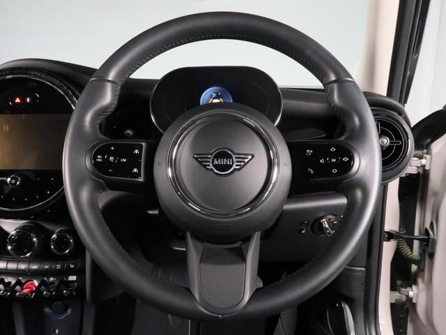 ＭＩＮＩ クーパーＤ　カムデン・エディション　ＡｐｐｌｅＣａｒＰｌａｙ　Ｆシートヒーター　１７ＡＷ　ＡＣＣ　パーキングアシスト　フロント＆リヤＰＤＣ　コンフォートアクセス　マルチディスプレイメーターパネル（13枚目）