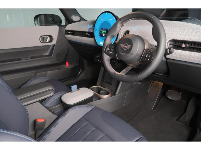 ＭＩＮＩ クーパーＳ　フェイバリット・トリム　認定中古車　フェイバードトリム　Ｍパッケージ　Ｆ電動シート　ヘッドアップディスプレイ　ハーマンカードン　ドライビングアシスト　トップビューカメラ　１８ＡＷ（4枚目）