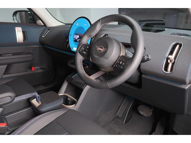 ＭＩＮＩ カントリーマンＤ　クラシック・トリム　クラシックトリム　Ｍパッケージ　ヘッドアップディスプレイ　アクティブクルーズ　ＡｐｐｌｅＣａｒＰｌａｙ　ＡｎｄｒｏｉｄＡｕｔｏ　ハーマンカードン　レーンチェンジウォーニング　オートトランク　１８ＡＷ（4枚目）
