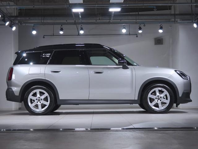 ＭＩＮＩ カントリーマンＤ　クラシック・トリム　クラシックトリム　Ｍパッケージ　ヘッドアップディスプレイ　アクティブクルーズ　ＡｐｐｌｅＣａｒＰｌａｙ　ＡｎｄｒｏｉｄＡｕｔｏ　ハーマンカードン　レーンチェンジウォーニング　オートトランク　１８ＡＷ（5枚目）