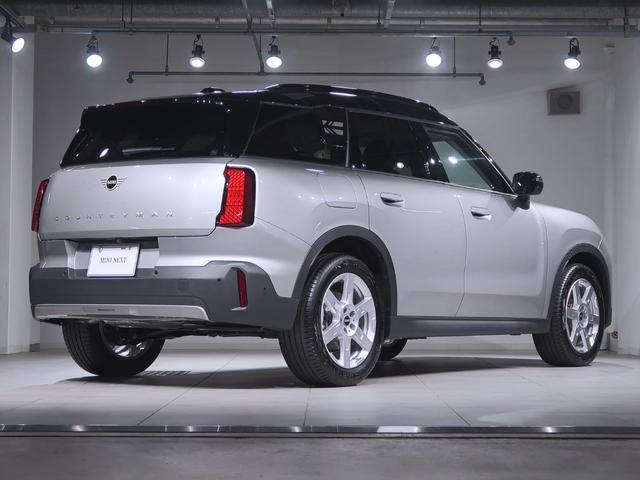ＭＩＮＩ カントリーマンＤ　クラシック・トリム　クラシックトリム　Ｍパッケージ　ヘッドアップディスプレイ　アクティブクルーズ　ＡｐｐｌｅＣａｒＰｌａｙ　ＡｎｄｒｏｉｄＡｕｔｏ　ハーマンカードン　レーンチェンジウォーニング　オートトランク　１８ＡＷ（6枚目）