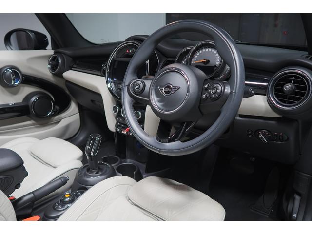 ＭＩＮＩ クーパー　コンバーチブル　エッセンシャル・トリム　Ｆシートヒーティング　ＬＥＤヘッドライト　リヤＰＤＣ　純正ＨＤＤナビ　１７ＡＷ（5枚目）