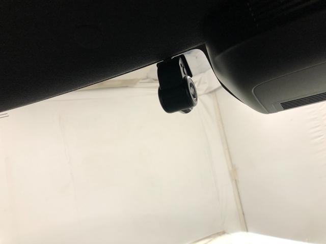 今や必須アイテムのドライブレコーダー付いてます。