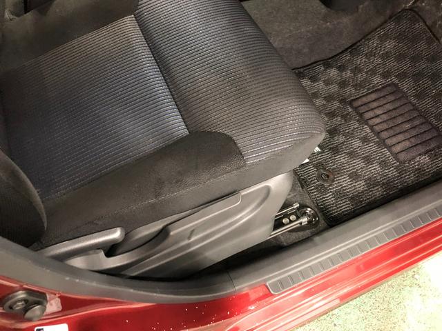 痛みの出やすい運転席シートの角、フロアマット、座面、ともに良好です