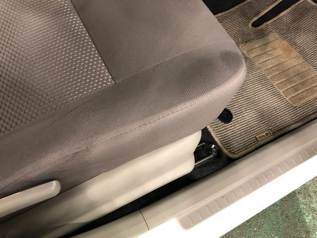 ミライース L 走行73839キロ/車検整備付/TVレスナビ 禁煙車 点検記録簿あり 一年保証・走行距離無制限 走行73839キロ 運転席助手席エアバック 純正カーペットマット アイドリングストップ キーレス ホイールキャップ(17枚目)