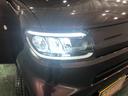 白く明るい光で夜間走行をサポートするLEDヘッドランプを搭載