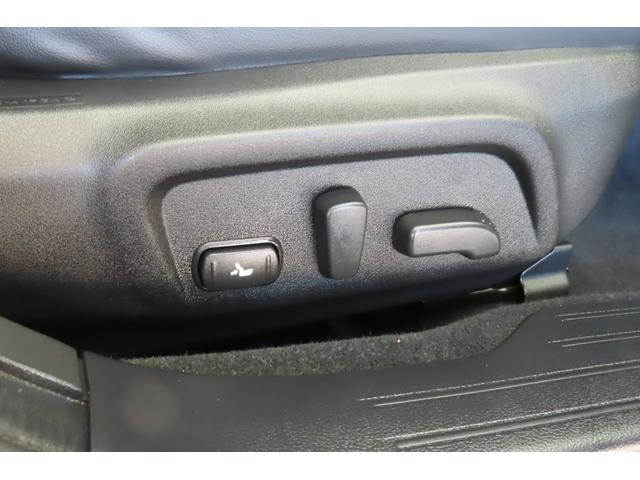 調整無段階の電動シートは最適なシートポジションを提供、どんな方にもピッタリのシートポジションを実現します。