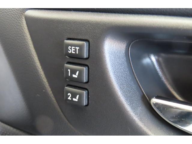 便利なシートメモリー。いつものポジションを記憶させておけば、シートの位置を動かしてもボタン一つで元のポジションに２パターンまでセットできます。