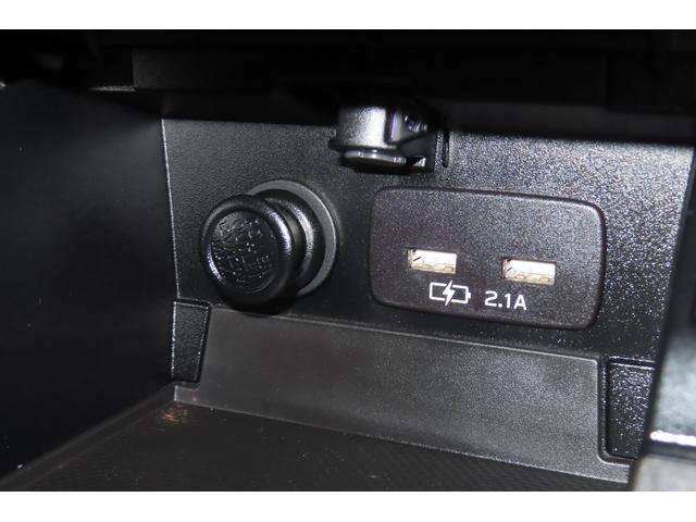 小物の収納に便利なセンタートレイには携帯等のデバイスの充電可能なＵＳＢ出力電源付です。