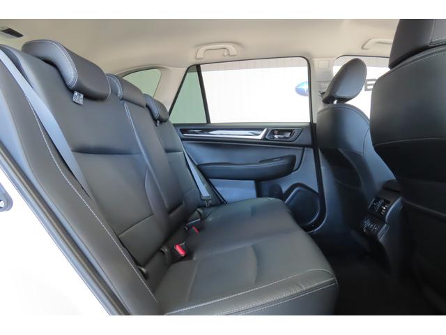 ゆとりある室内空間。後部席の膝まわりにも十分なスペースをとっているのでロングドライブでも疲れにくく全ての人が心地良い時間を過ごせます。