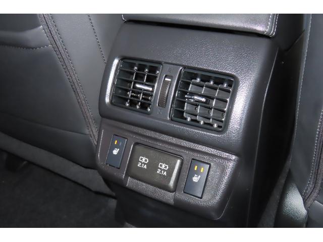 後部座席にもシートヒーターを装備。後ろ席に座るご家族や、同乗者の方にも使って頂けます。ＵＳＢ出力電源付です。