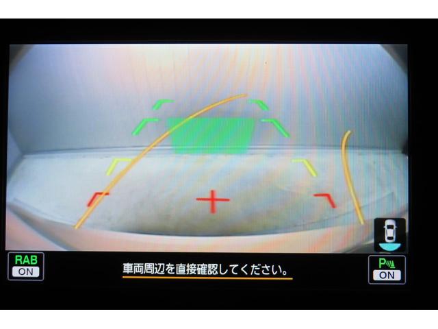 後方の視認性を高めるリアビューカメラを搭載。ガイドラインはステアリングの動きと連動しますのでよりスムーズな車庫入れが行えます。